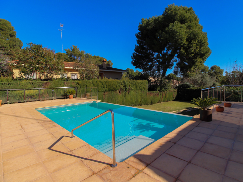 Cómo tratar el agua de una piscina