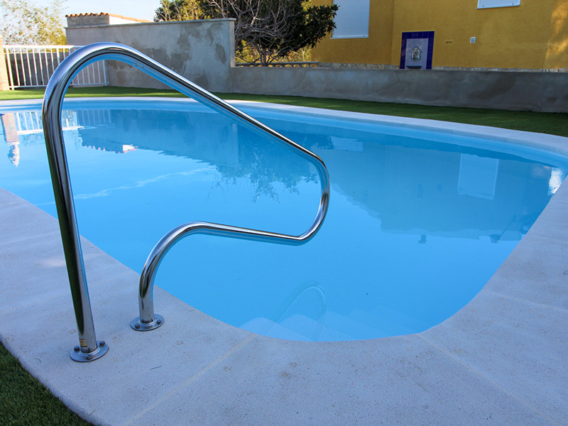 Escaleras y pasamanos para piscinas | Piscilimp SL